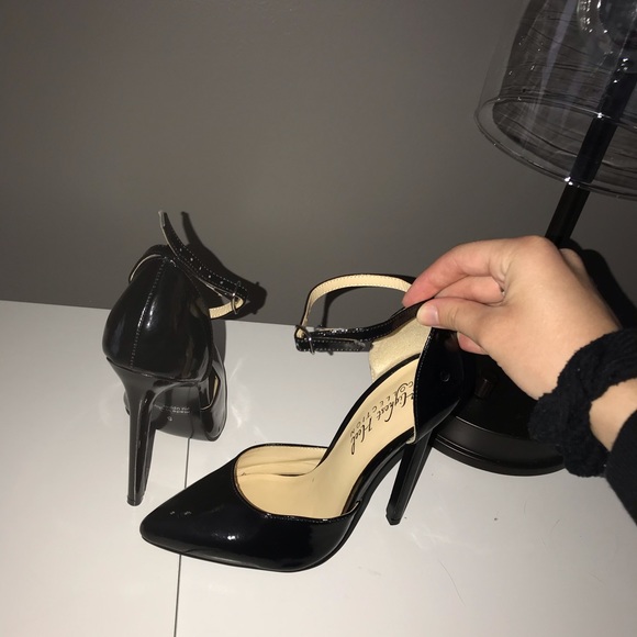 Black heels - Picture 2 of 3